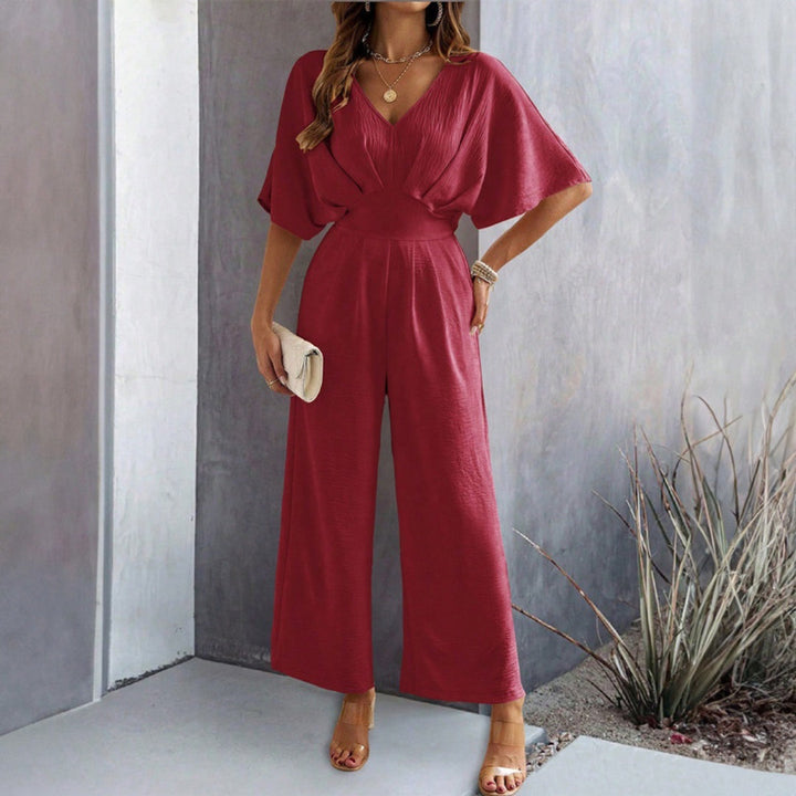 Elegante dames jumpsuit met V-hals en wijde pijpen, perfect voor chique gelegenheden of modebewuste vrouwen.