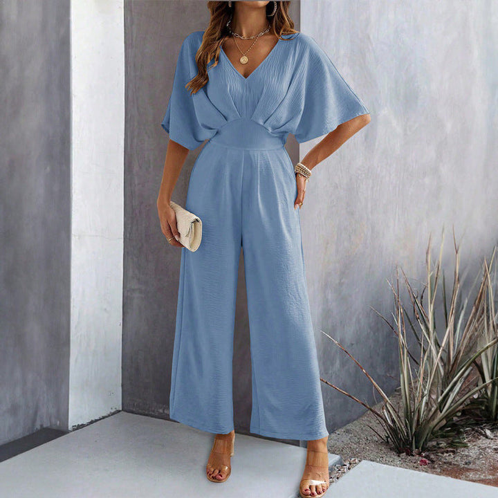 Comfortabele elegante dames jumpsuit met V-hals, wijde pijpen. Stijlvolle zomer mode voor vrouwen.