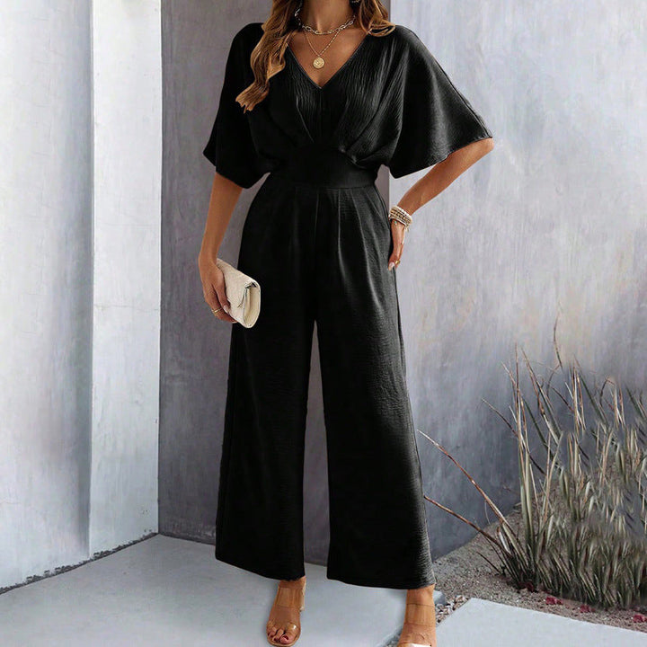 Zwarte elegante dames jumpsuit, V-hals, wijde pijpen. Chique zomerkleding, perfect voor modebewuste vrouwen.