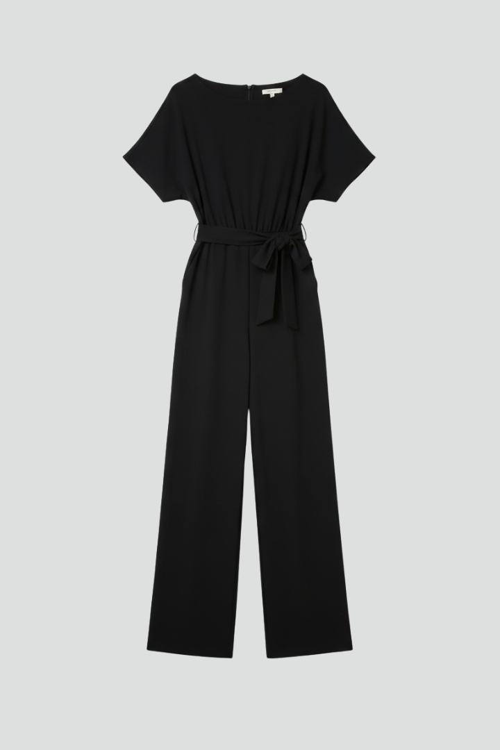 Modieuze dames jumpsuit met chique boothals, wijde pijpen en verstelbare strikceintuur. Perfecte zomer outfit.