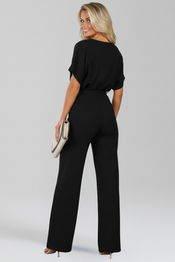 Volledige lengte weergave van een dames jumpsuit met wijde pijpen, boothals en strikceintuur. Comfortabele kleding.