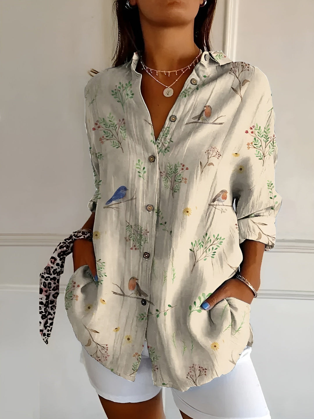 "Elegante dames katoen shirt met knopen, ademend en stijlvol, perfecte balans voor casual en formele gelegenheden."