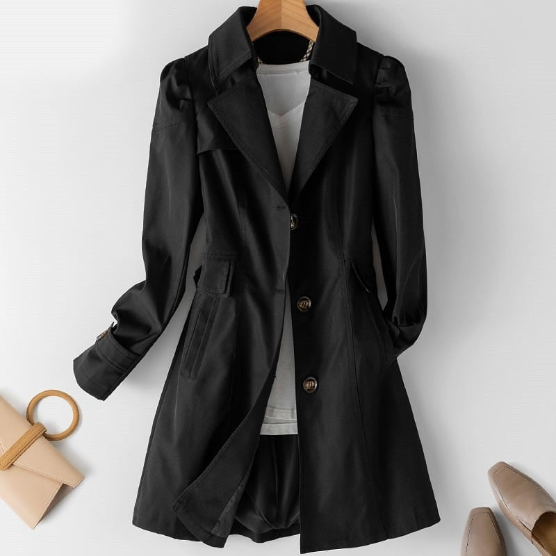 Modieuze korte dames trenchcoat met riem en klassieke revers. Ideaal voor casual chic en zakelijke outfits.