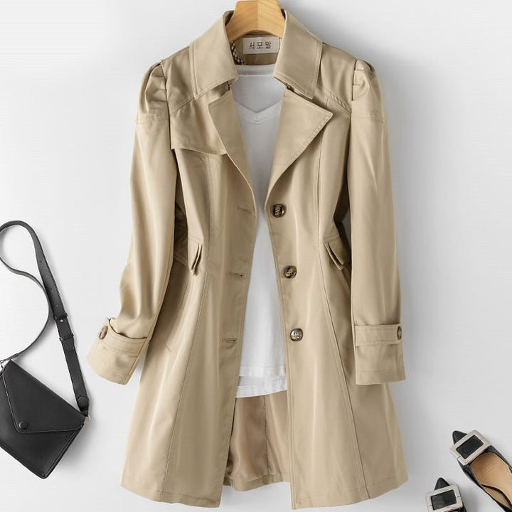 Veelzijdige korte trenchcoat voor dames, geschikt als lentecoat of najaarsjas. Tijdloos elegant voor elke gelegenheid.