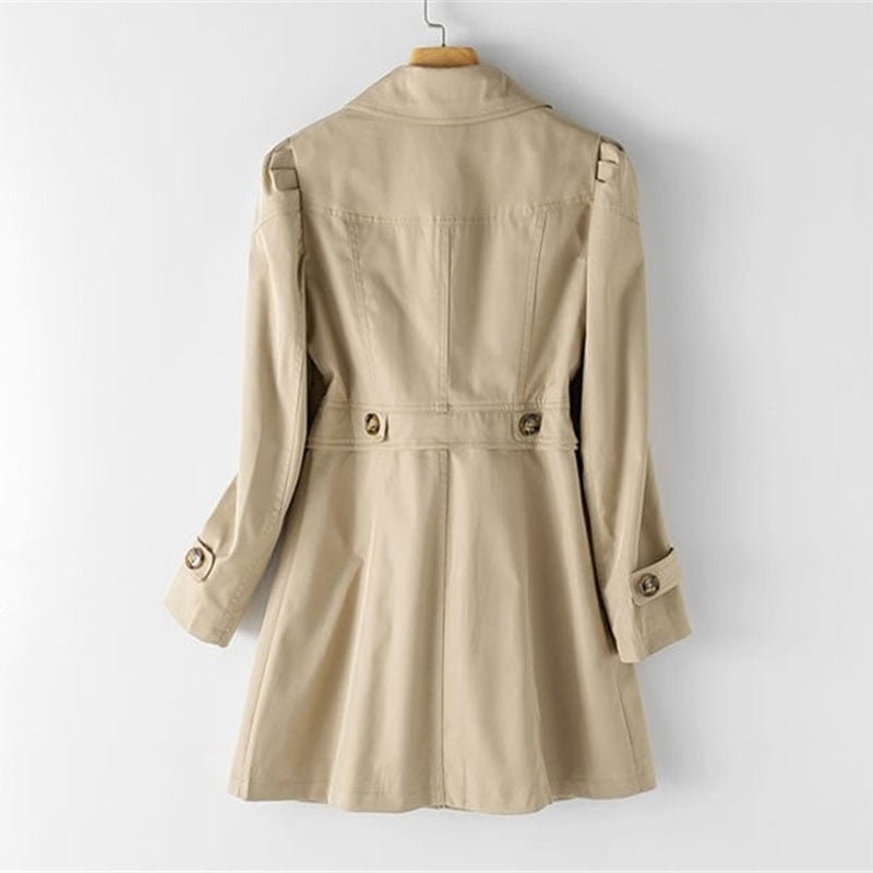 Korte dames trenchcoat, een tijdloze klassieker en modieuze keuze voor zowel lente als najaar. Veelzijdig en elegant.