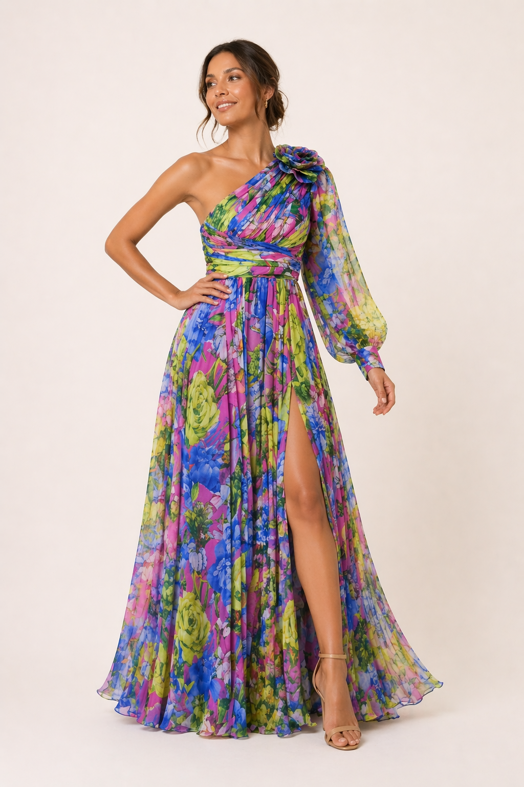 Elegante dames lange jurk met bloemenprint en split, perfect voor zomerse feesten of als bruiloftsgast outfit.