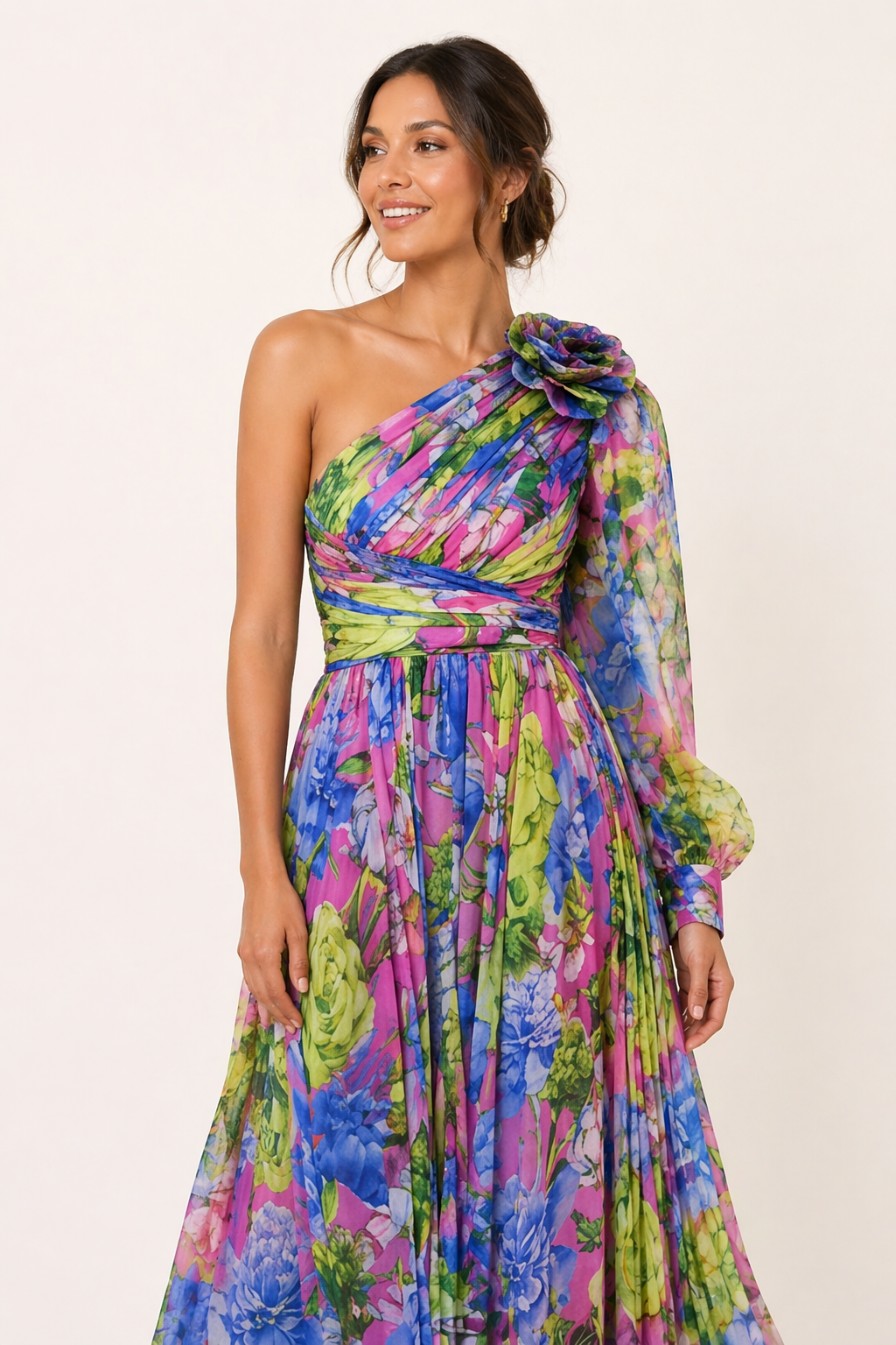Stijlvolle dames lange jurk, paars met roze bloemen en split. Ideale feestjurk voor elke elegante gelegenheid.