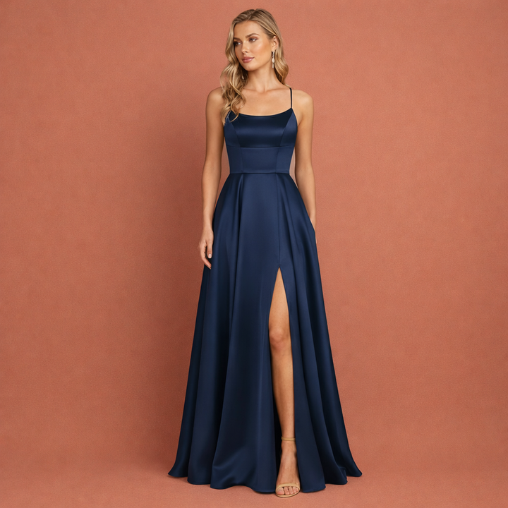 Close-up van de hoge split en dunne bandjes van de elegante dames maxi avondjurk.