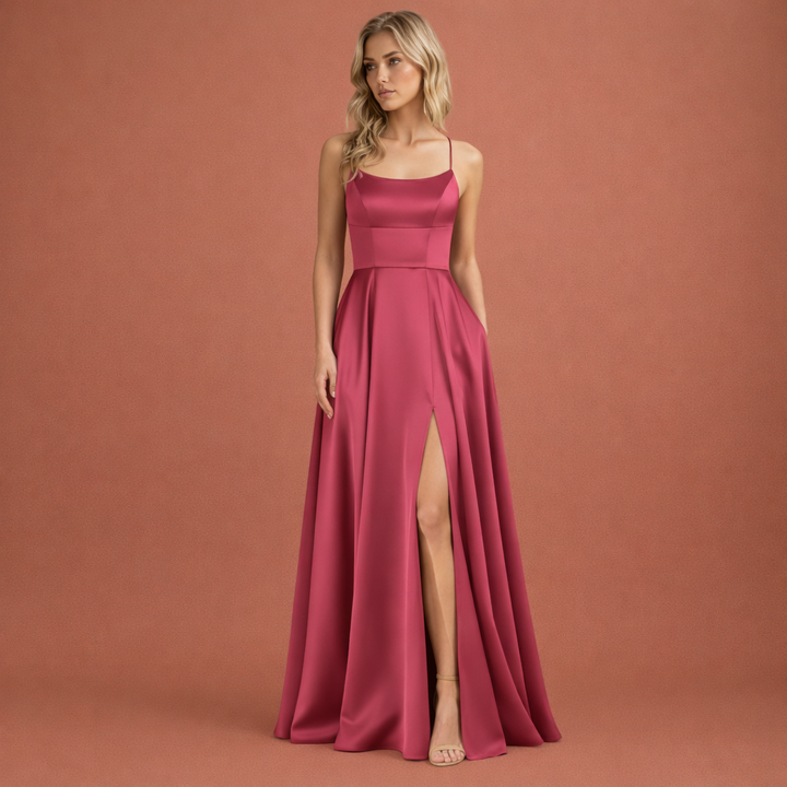 Zijaanzicht van de formele dames maxi avondjurk, accentuerend de split en dunne bandjes.