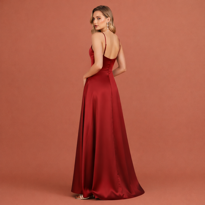Chique maxi jurk voor vrouwen, een formele feestjurk met een sensuele split en slanke bandjes.