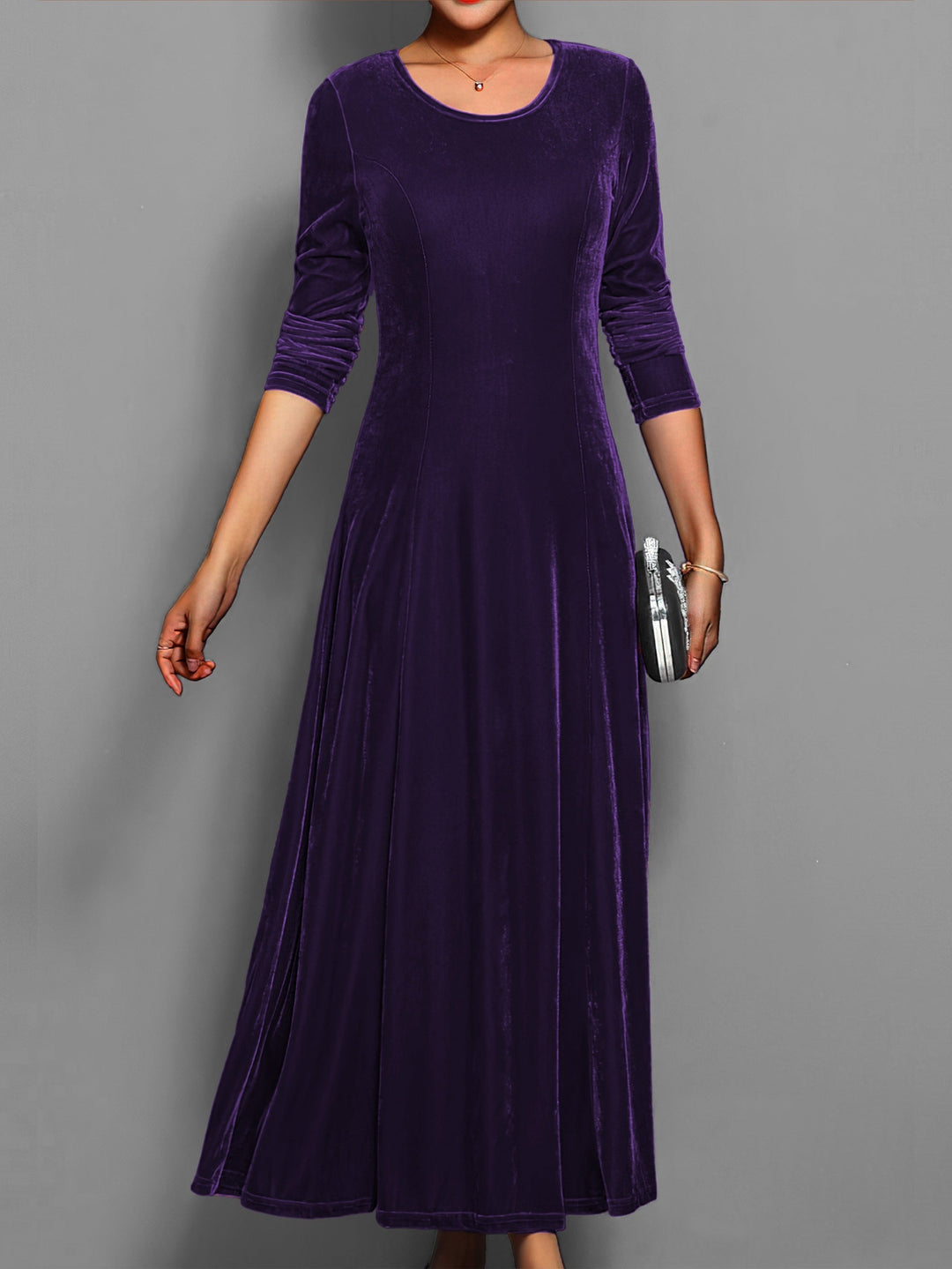 Prachtige dames maxi feestjurk met ronde hals en lange mouwen, toont de elegante A-lijn pasvorm.