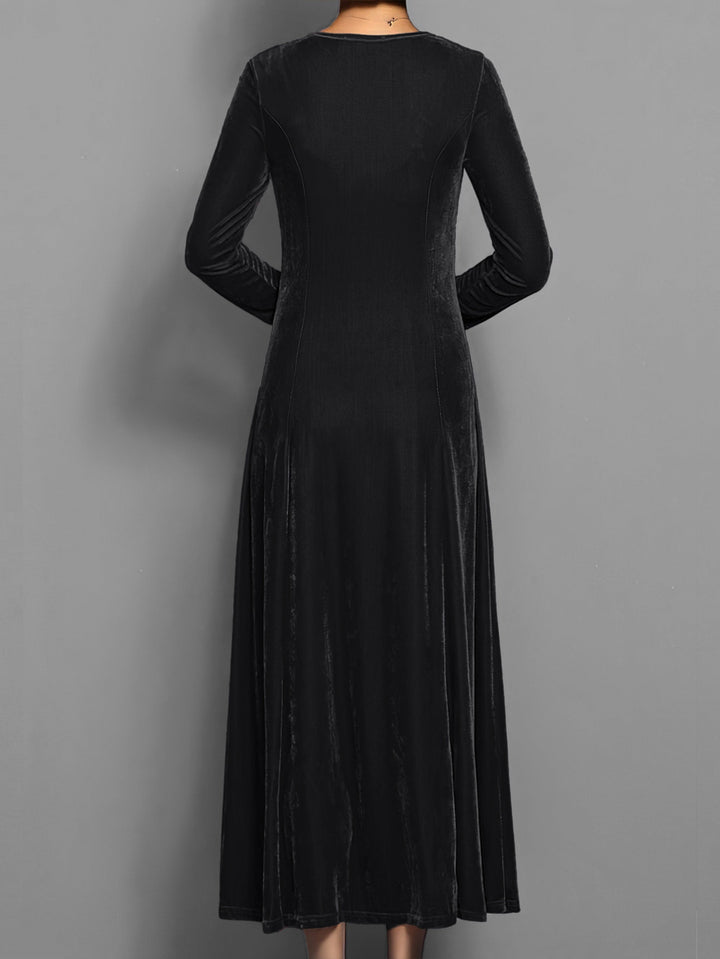 Detail van de ronde hals en lange mouwen van de elegante dames maxi avondjurk.