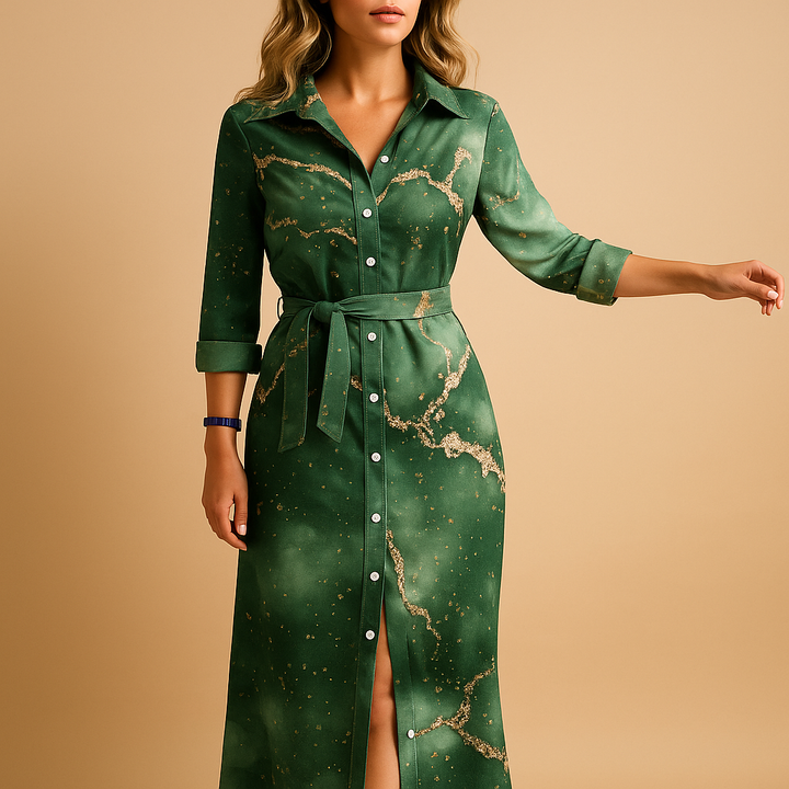 Comfortabele dames zomerjurk, maxi lengte, met kraag, driekwart mouwen en strikceintuur. Perfect voor dagelijks gebruik.