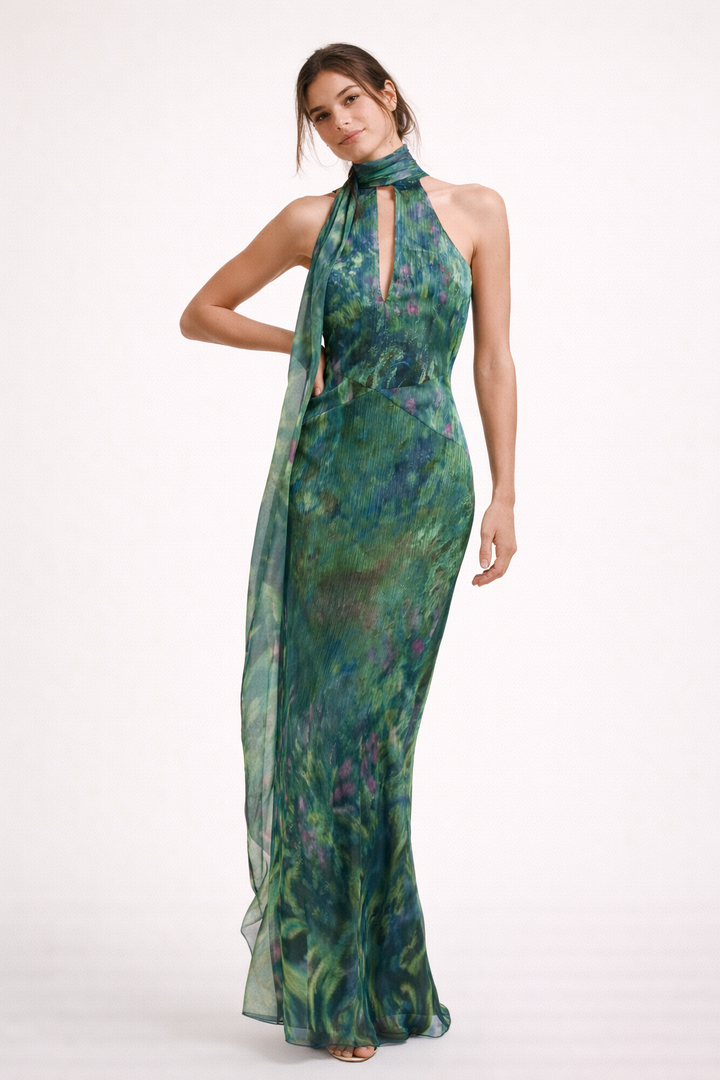 Elegante dames maxi-jurk met halternek en levendige irissen print, perfect voor zomerse feesten.