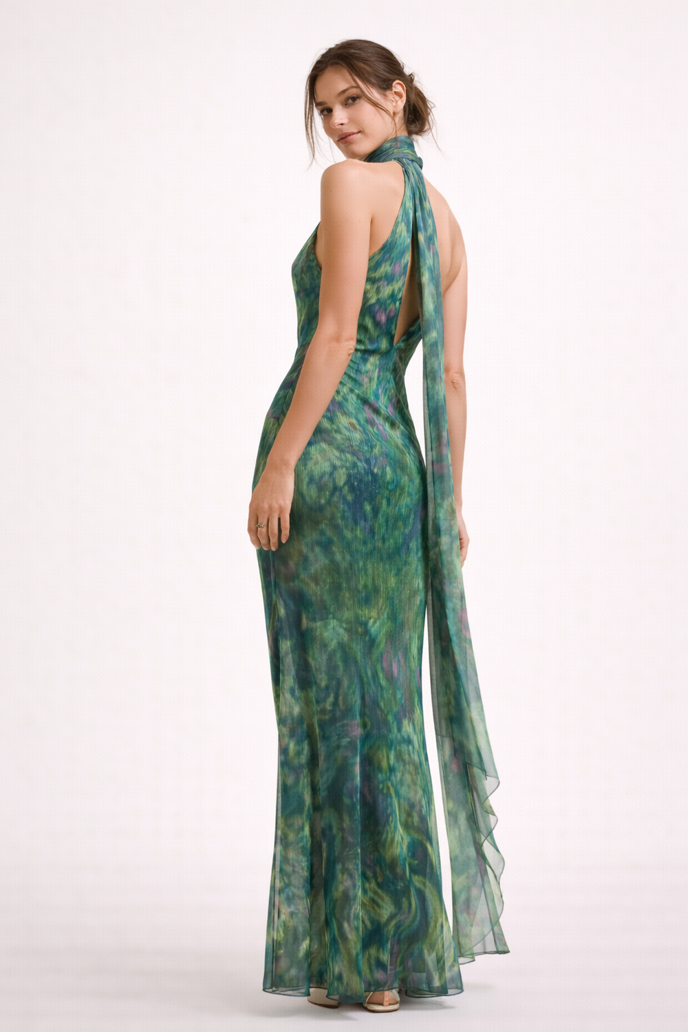 Stijlvolle dames maxi-jurk met halternek en verfijnde irissen print, ideaal als formele feestjurk.