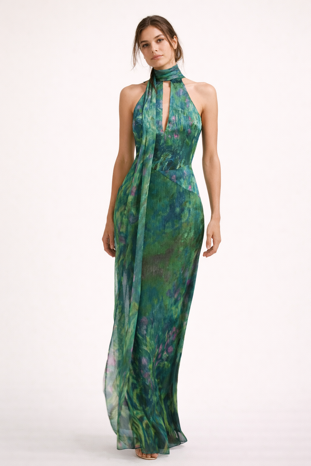 Zomerse dames maxi-jurk met elegante halternek en unieke irissen print, ideaal voor een speciale gelegenheid.
