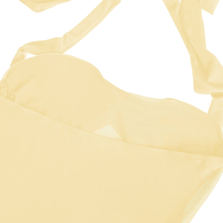 Zomerse gele maxi-jurk voor dames met sierlijke halternek. Comfortabel en elegant voor warme dagen.