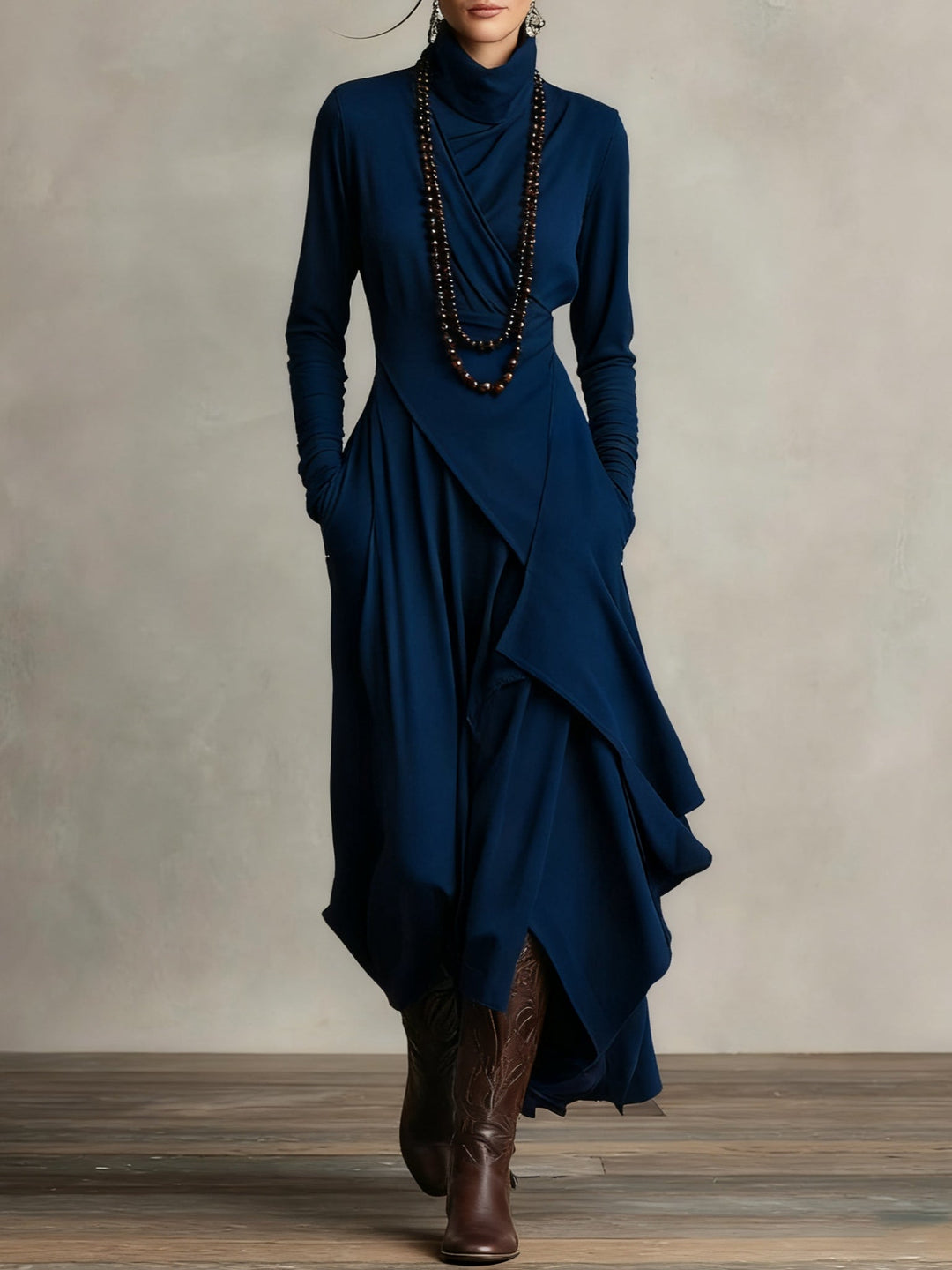 Vrouwen feestjurk: Maxi jurk met distincte hoge col, lange mouwen en uniek asymmetrisch rok design. Trendy.