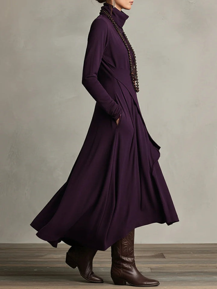 Feestelijke dames maxi jurk met chique hoge col, lange mouwen en opvallende asymmetrische rok. Vrouwen kleding.