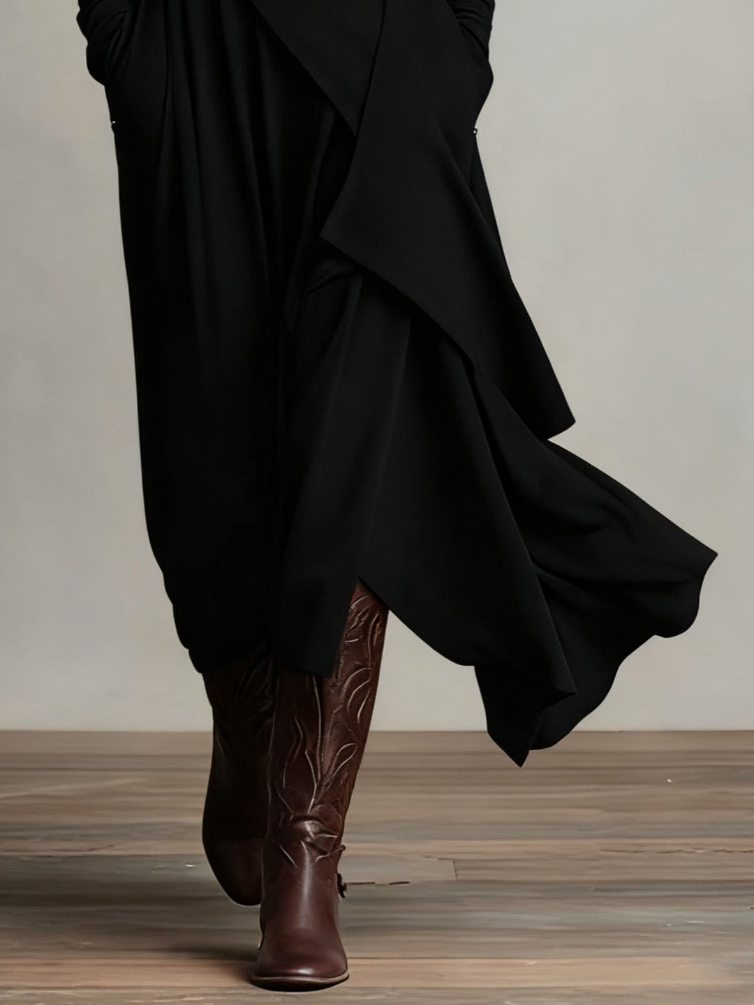 Lange jurk voor dames met hoge col, lange mouwen en modieuze asymmetrische rok. Perfecte pasvorm.