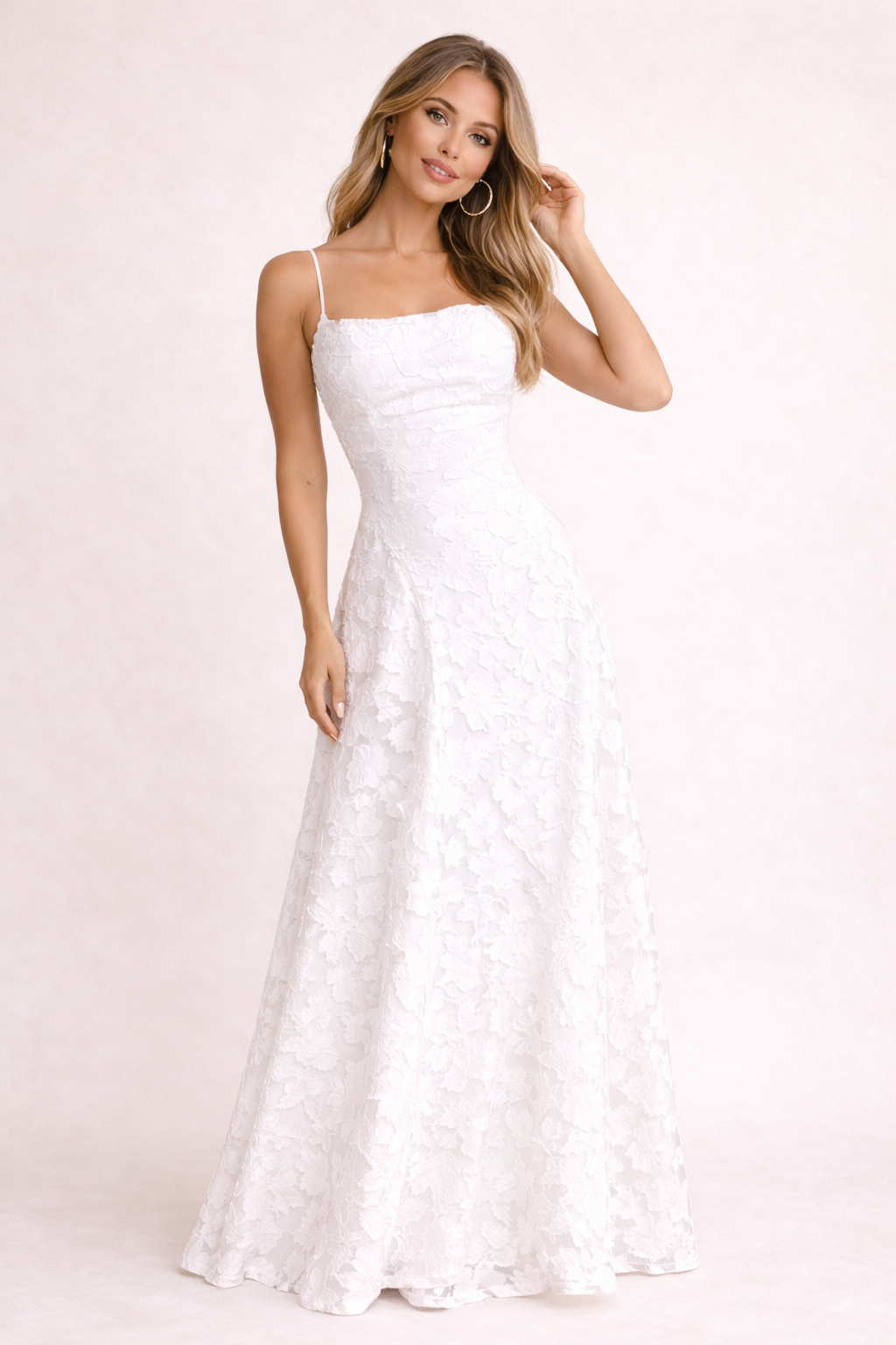 Elegante dames maxi jurk met levendige bloemenprint, perfect als zomerjurk of feestjurk. Lang en veelzijdig.