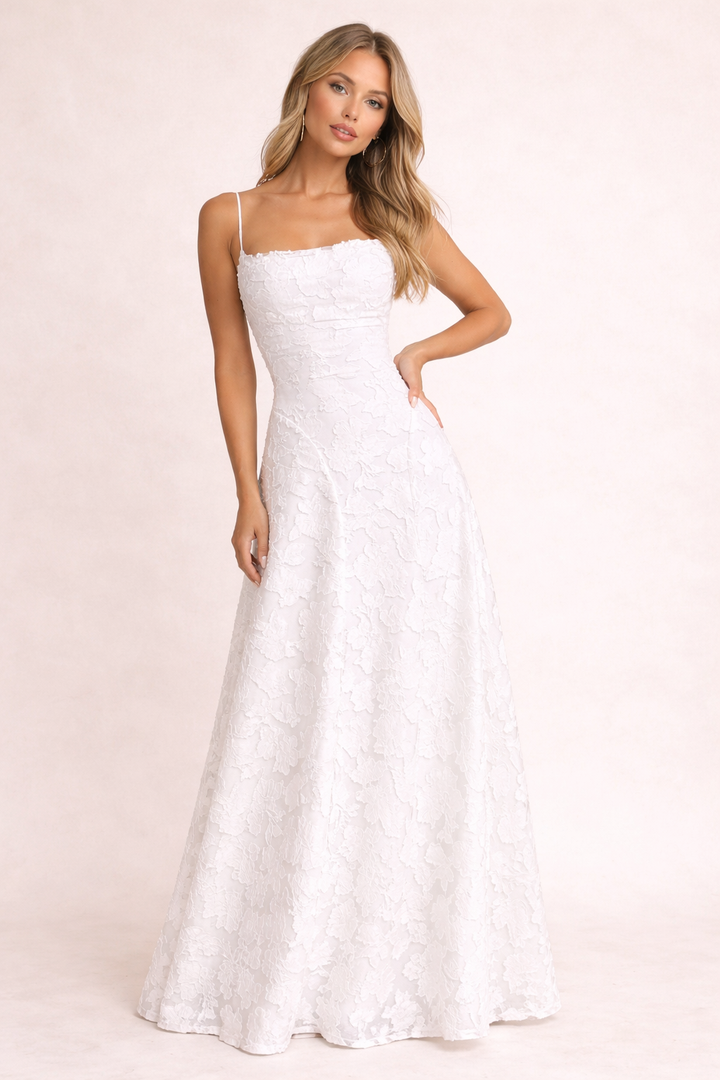 Witte dames maxi jurk met roze bloemenprint, ideaal als casual of elegante lange jurk voor de zomer.