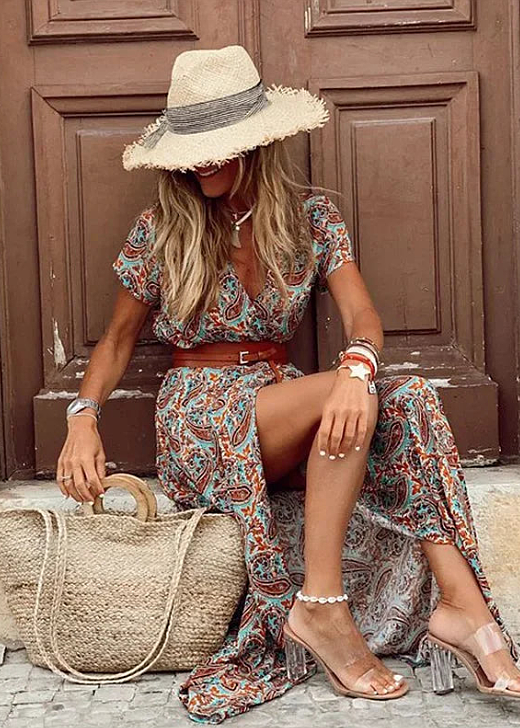 Stijlvolle dames maxi jurk met paisley print, V-hals en korte mouw. Comfortabel voor een elegante zomerlook.