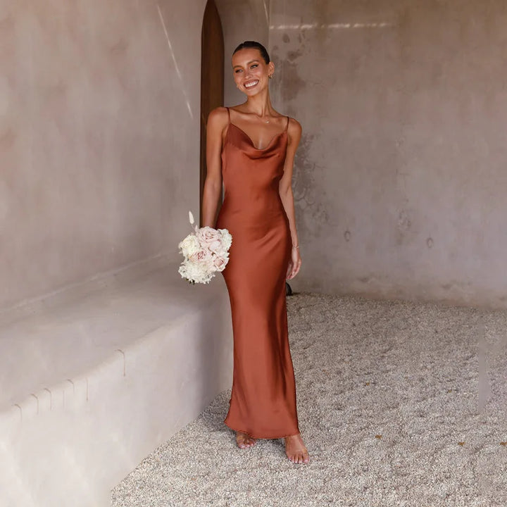 Elegante dames maxi-jurk met open rug, perfect voor feestjes, gala of als bruiloftsgast. Chique avondjurk.