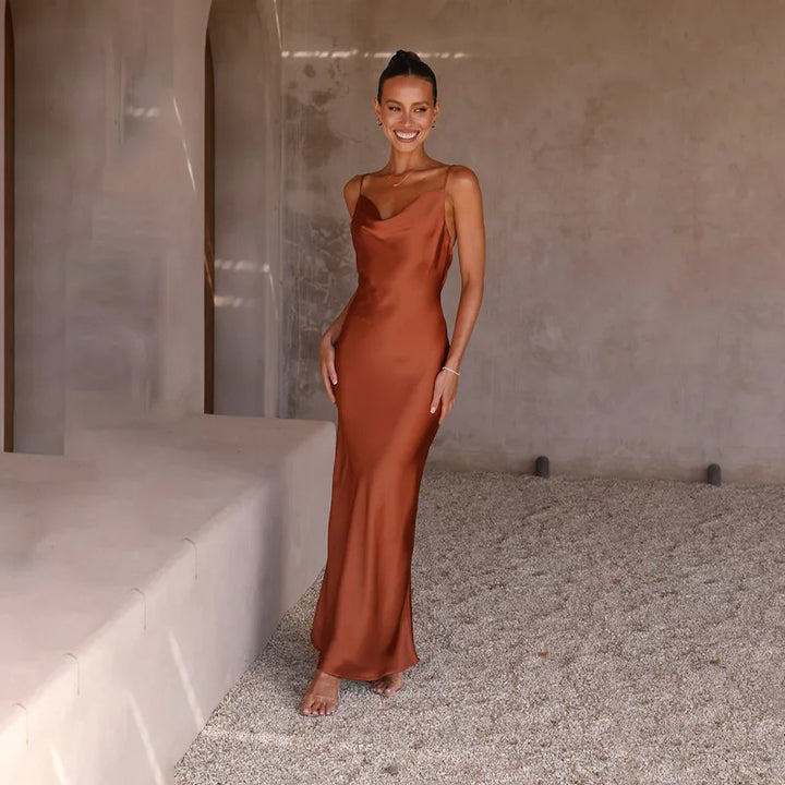 Dames maxi-jurk, elegant met open rug en verstelbare bandjes, ideaal als feestjurk of avondjurk.