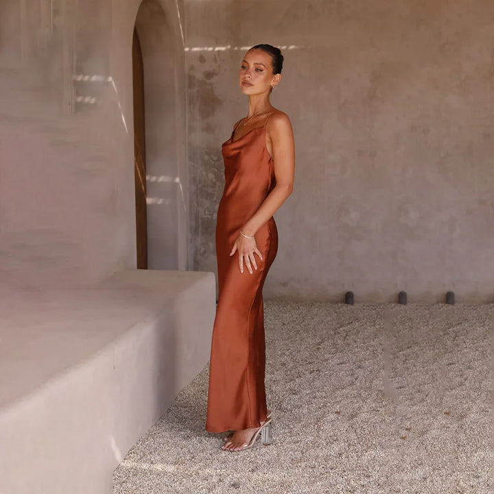 Sierlijke dames maxi-jurk met open rug, een elegante en feestelijke galajurk met verstelbare bandjes.