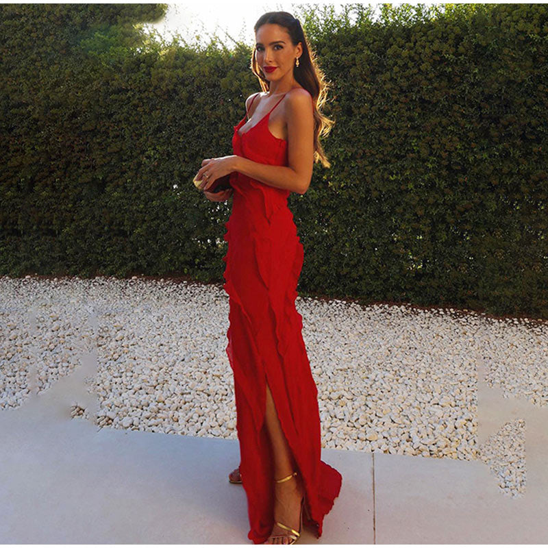 Vrouwelijke maxi jurk met gelaagde ruffles, zijsplit en strapless design, ideaal als feest- of bruiloftsgast jurk.