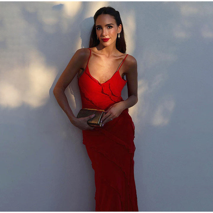 Luchtige zomer maxi jurk met elegante ruffles, diepe split en comfortabele stof, perfect voor een chique gelegenheid.