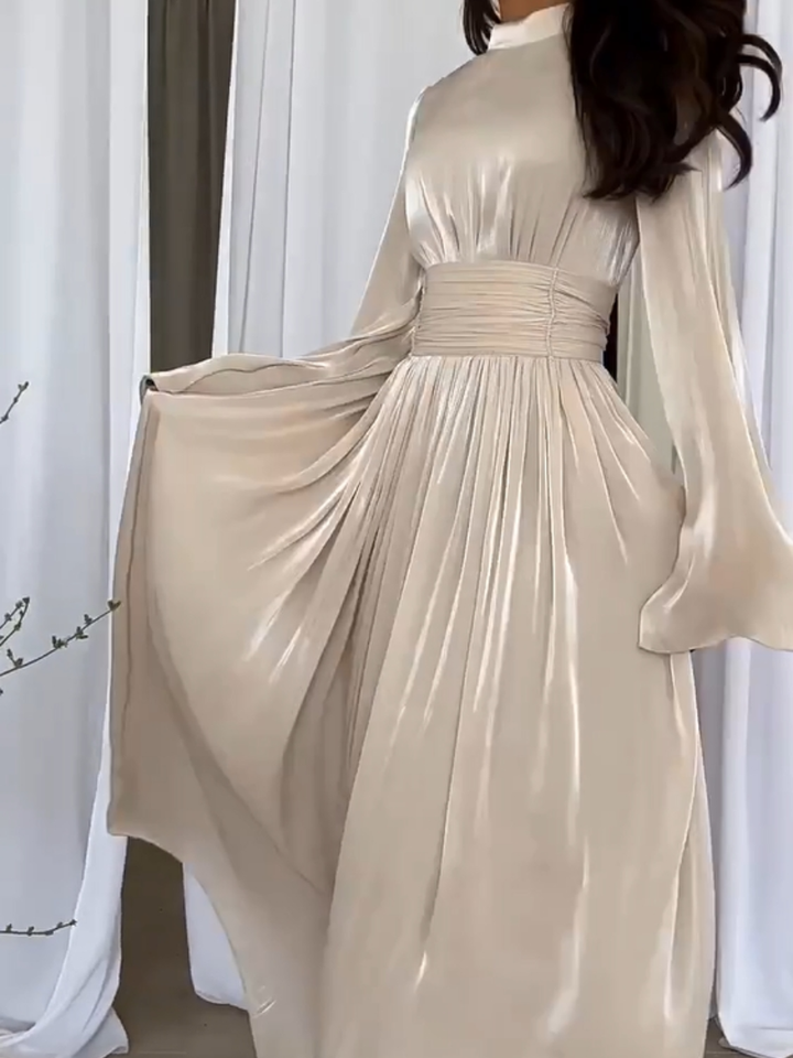 Veelzijdige feestjurk: een elegante dames maxi jurk met plooien en strikceintuur, ideaal voor elke gelegenheid.
