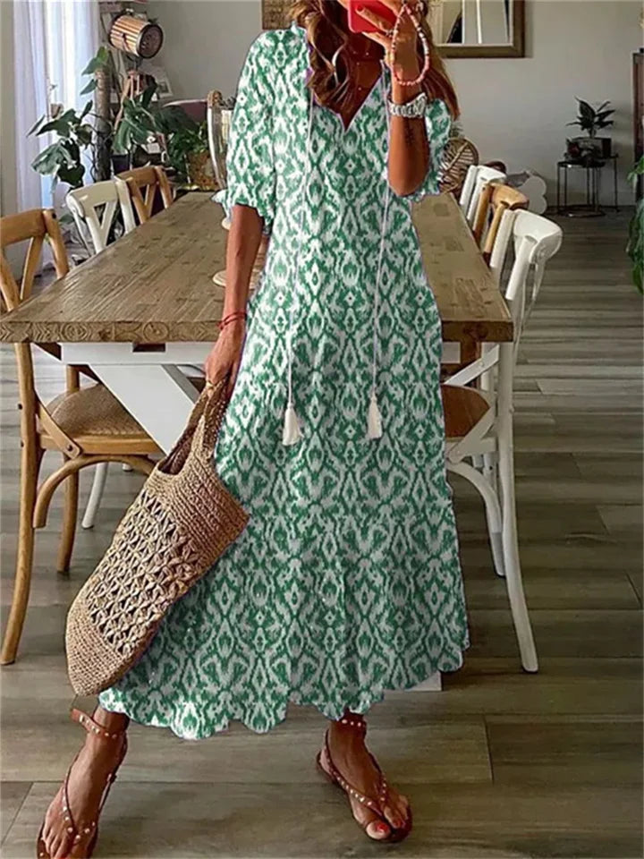 Lange dames zomer maxi-jurk met elegante uitstraling en luchtige, vloeiende stof. Geschikt voor elke gelegenheid.