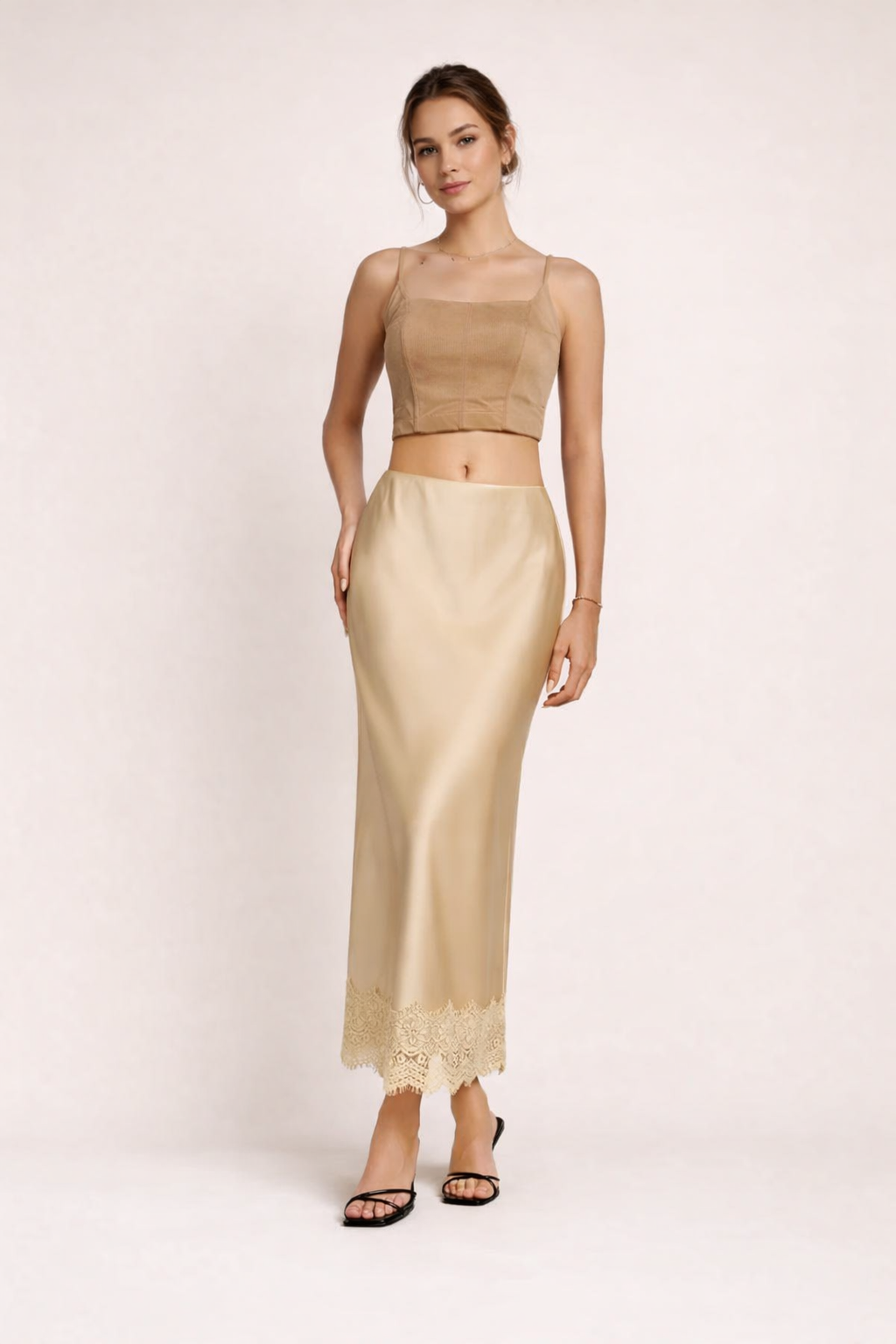Elegante dames maxirok in beige met verfijnde kanten details. Perfect voor formele kleding of avondkleding.