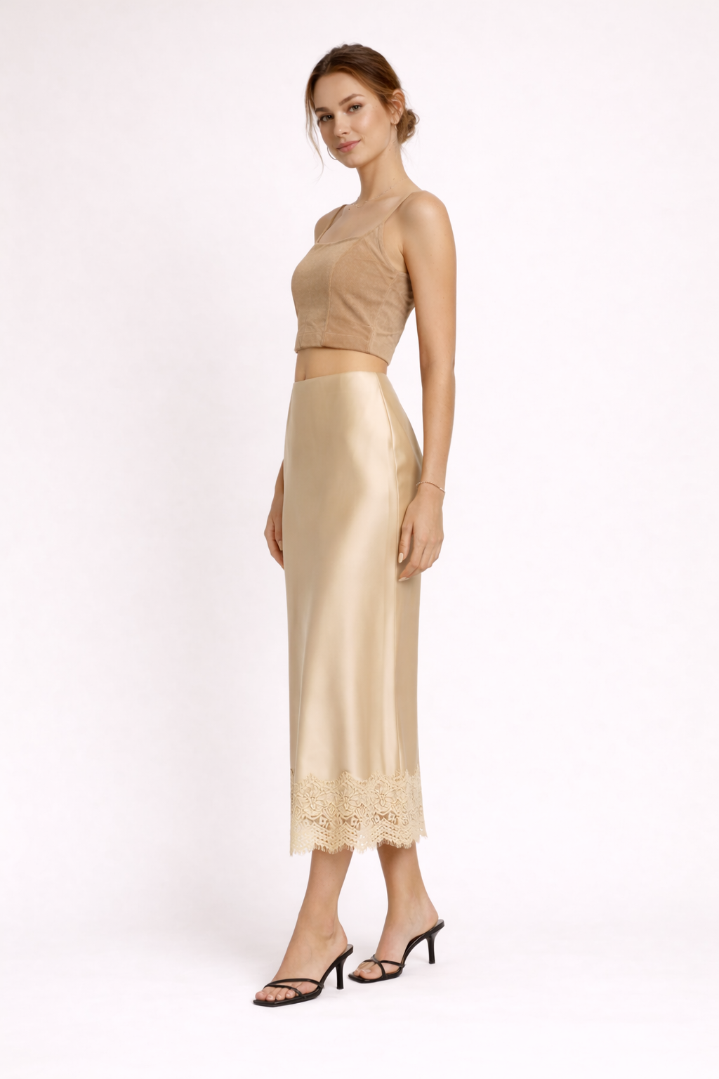 Zwarte elegante maxirok voor dames met subtiele kanten accenten, ideaal voor avondkleding. Lange rok.