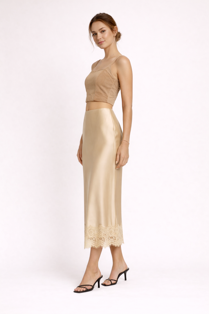 Zwarte elegante maxirok voor dames met subtiele kanten accenten, ideaal voor avondkleding. Lange rok.