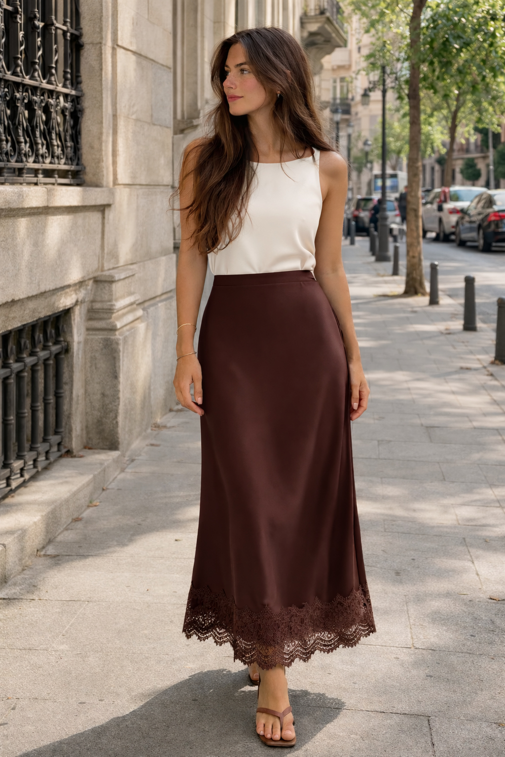 Stijlvolle zwarte maxirok met delicate kanten boord voor vrouwen. Geschikt voor elke elegante gelegenheid.