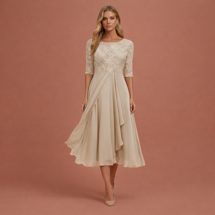 Groene elegante feestjurk, midi model, met kanten bodice en zwierige gelaagde rok. Ideaal voor evenementen.