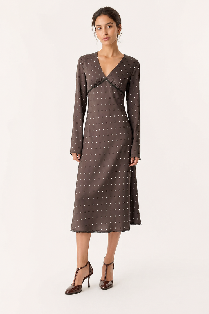 Elegante dames midi-jurk met lange mouwen, V-hals en stijlvolle polkadot print. Perfect voor kantoor of casual.