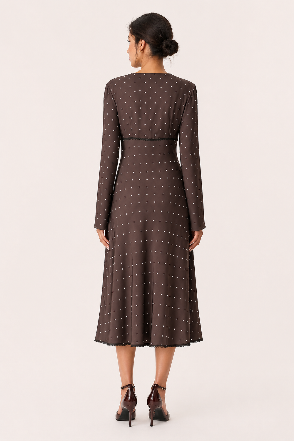 Comfortabele polkadot midi-jurk voor dames met lange mouwen en V-hals, ideaal als casual of kantoorjurk.
