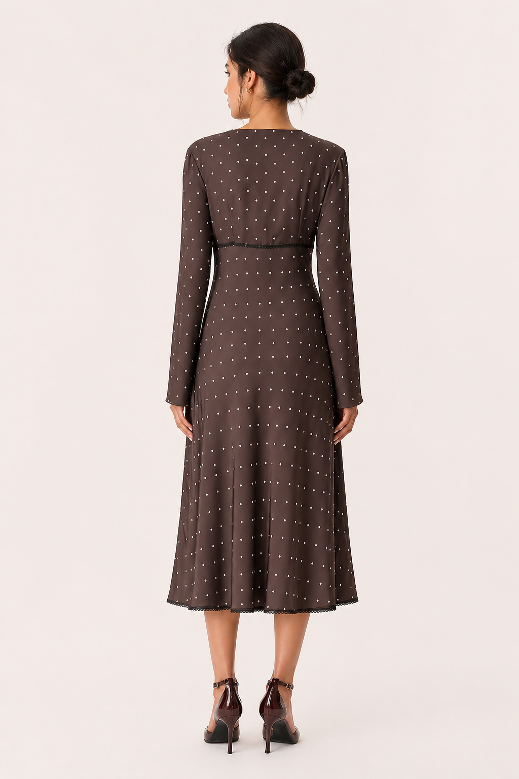 Comfortabele polkadot midi-jurk voor dames met lange mouwen en V-hals, ideaal als casual of kantoorjurk.