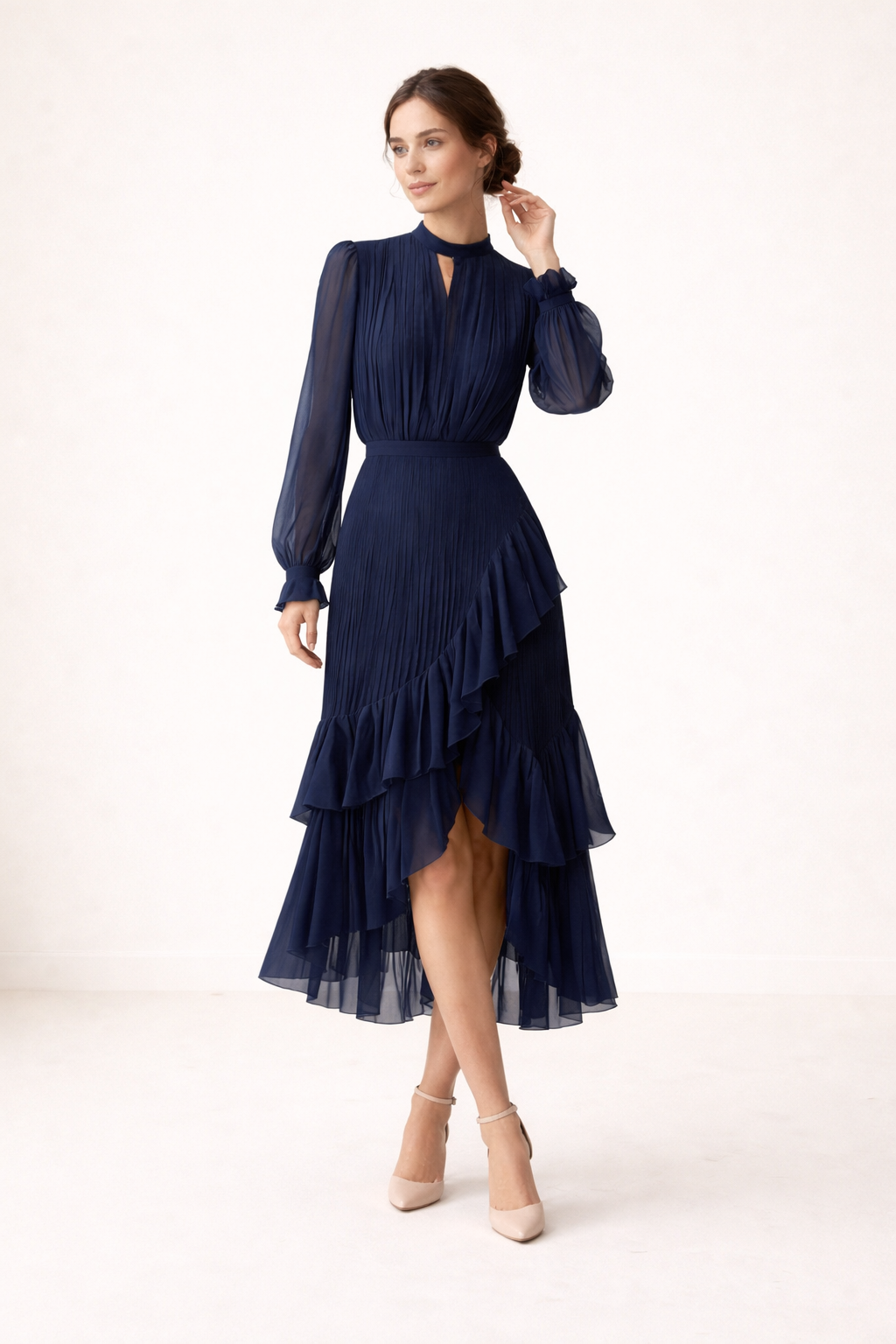 Elegante dames midi-jurk met plooien en lange mouwen, perfect voor stijlvolle gelegenheden.