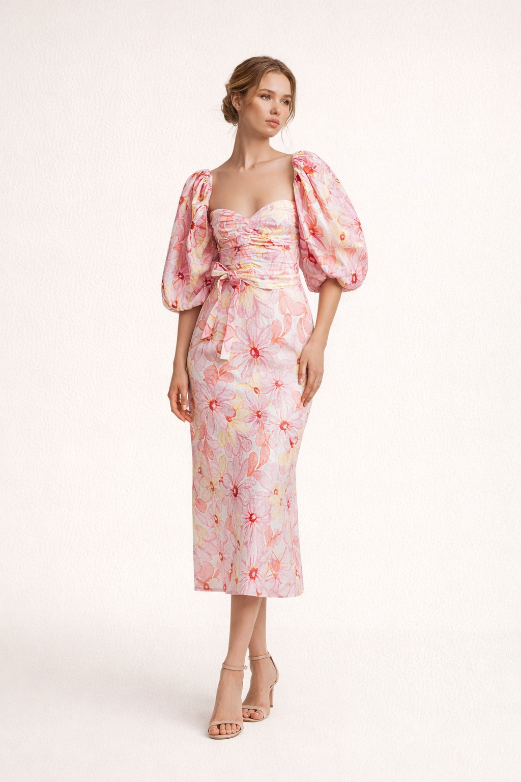 Elegante dames midi jurk met pofmouwen en kleurrijk bloemendessin, perfect voor lente/zomer gelegenheden.