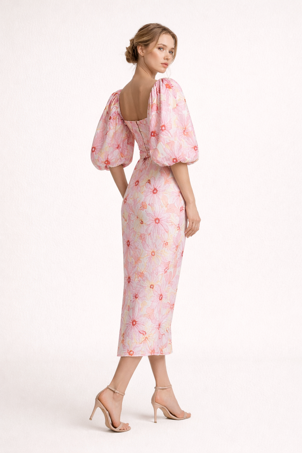 Gebloemde dames midi jurk met pofmouwen, elegant en casual te dragen; een must-have voor de zomer.