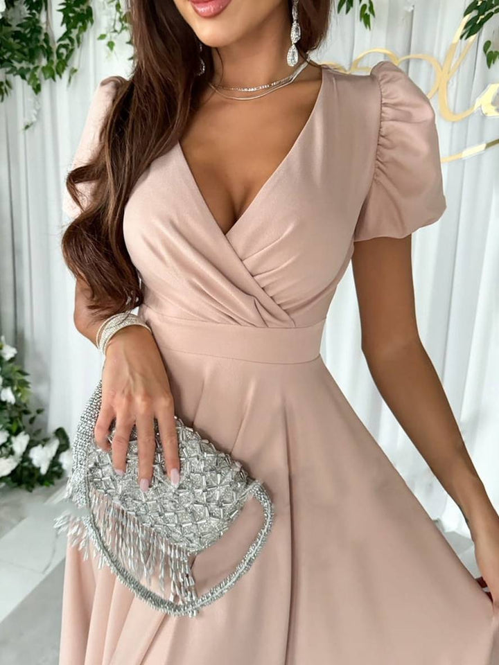 Comfortabele dames midi jurk met V-hals, pofmouwen en een flowy uitlopende rok. Geschikt voor feesten.