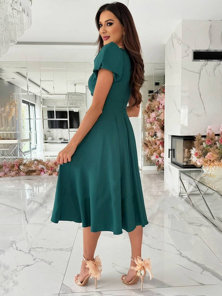 Dames midi jurk met pofmouwen, V-hals en uitlopende rok. Elegante feestjurk of avondjurk.