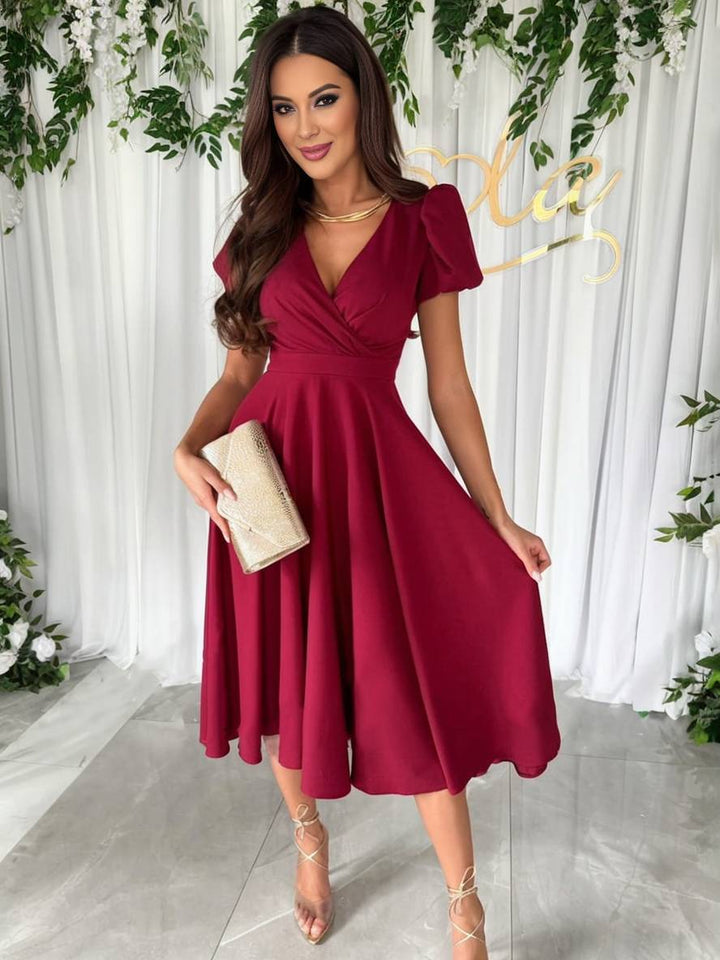Elegante dames midi jurk, pofmouwen en zwierige rok. Veelzijdig als feestjurk of zomerse avondjurk.