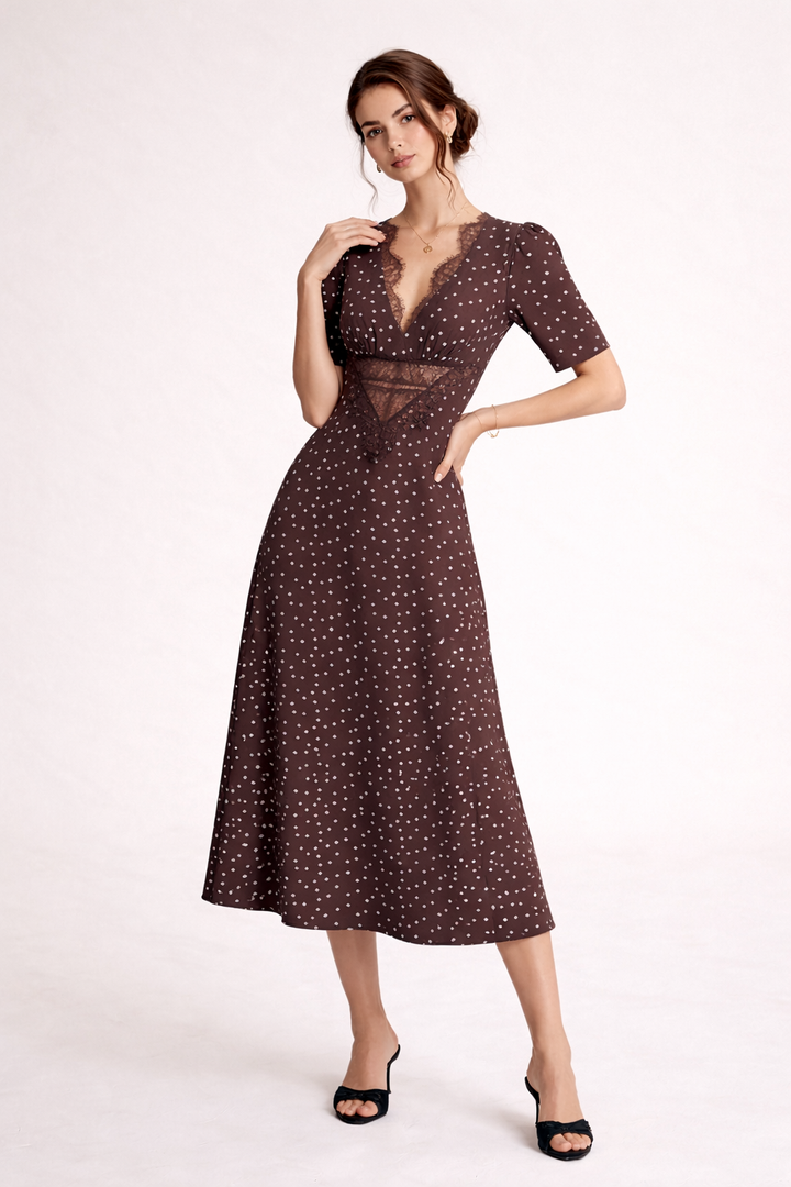 Elegante dames midi-jurk met stijlvolle stippenprint en V-hals, perfect voor zomerse dagen of feesten.
