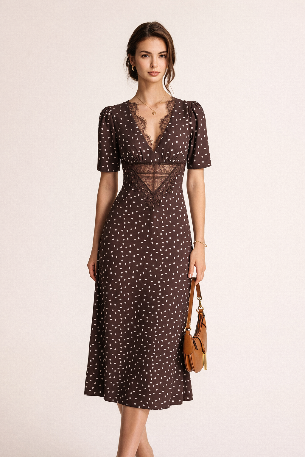 Bruine midi-jurk voor dames met modieuze stippenprint en elegante V-hals; ideaal als zomer- of feestjurk.